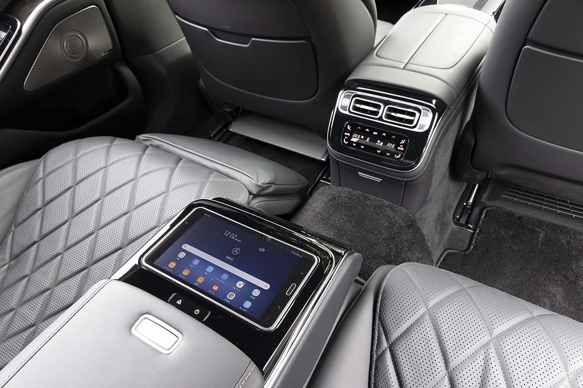 新型sクラスこそ高級車の王道 女性ジャーナリストが痛感した メルセデス流おもてなし の極意とは 画像10 Auto Messe Web カスタム アウトドア 福祉車両 モータースポーツなどのカーライフ情報が満載