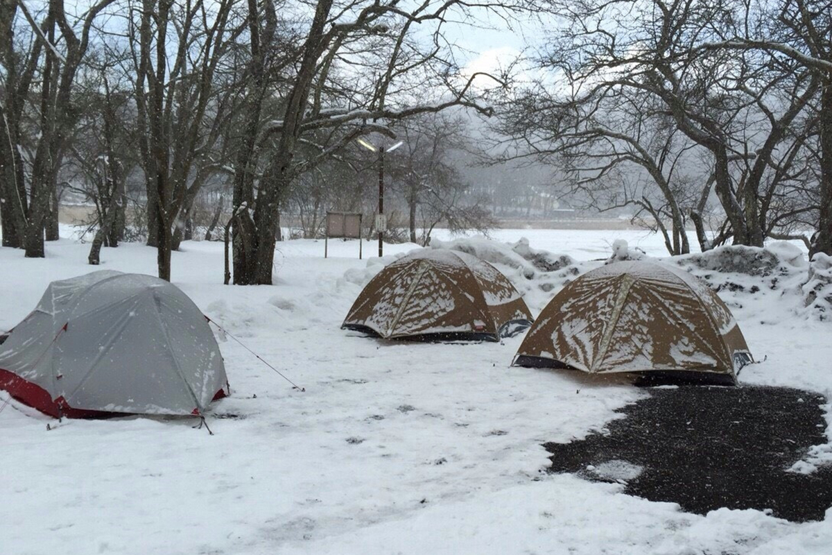 テントにかかる雪の重みも注意