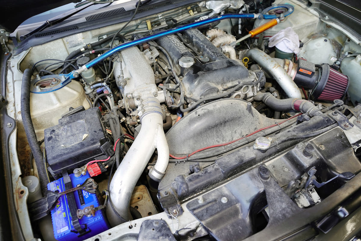ロケットバーニーのエアロを装着した日産S14シルビアのエンジン