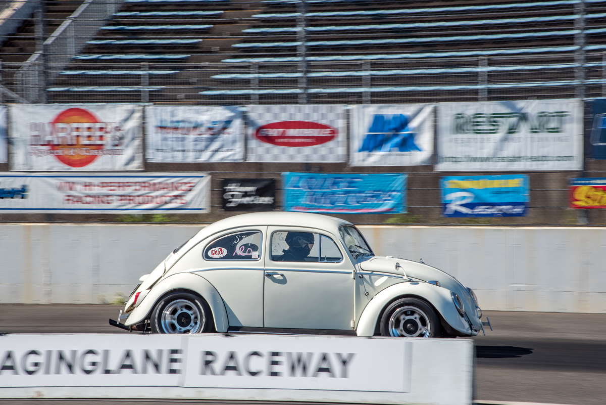 かわいい フォルクスワーゲン がヤンチャに大爆走 70歳超のドライバーでも楽しめる ドラッグレース の魅力とは 画像1 Auto Messe Web カスタム アウトドア 福祉車両 モータースポーツなどのカーライフ情報が満載