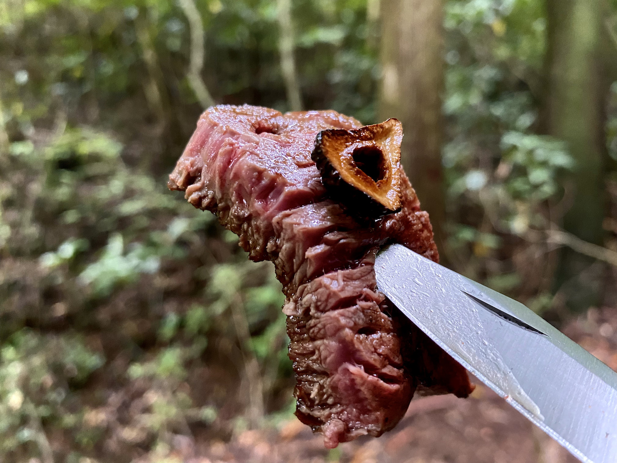 肉を刺したナイフ