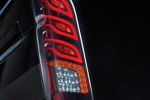 【画像】200系ハイエースに先進的な機能美を与える「ダズフェローズ製」LEDテールランプをピックアップ！ 〜 画像21