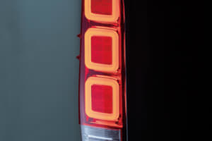 【画像】200系ハイエースに先進的な機能美を与える「ダズフェローズ製」LEDテールランプをピックアップ！ 〜 画像16