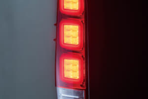【画像】200系ハイエースに先進的な機能美を与える「ダズフェローズ製」LEDテールランプをピックアップ！ 〜 画像17