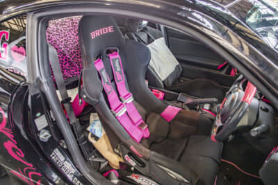 ピンクの5点式シートベルト