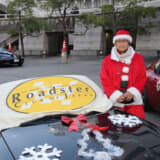 【画像】メリークリスマス！　サンタが操る「ロードスター」が2年ぶりに横浜の名所を疾走 〜 画像2