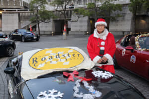 【画像】メリークリスマス！　サンタが操る「ロードスター」が2年ぶりに横浜の名所を疾走 〜 画像2