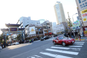 【画像】メリークリスマス！　サンタが操る「ロードスター」が2年ぶりに横浜の名所を疾走 〜 画像9