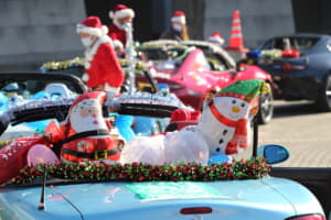 【画像】メリークリスマス！　サンタが操る「ロードスター」が2年ぶりに横浜の名所を疾走 〜 画像16