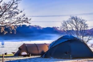 「気がつけばスマホの電池切れ」「ファスナーが凍る」　冬キャンプで陥りやすい「意外な失敗」とは