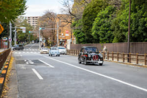 【画像】まさに「走る博物館」！　100台以上のクラシックカーが東京で「知的なモータースポーツ」を楽しむ！　その醍醐味とは 〜 画像39