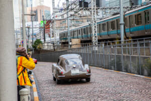 【画像】まさに「走る博物館」！　100台以上のクラシックカーが東京で「知的なモータースポーツ」を楽しむ！　その醍醐味とは 〜 画像44
