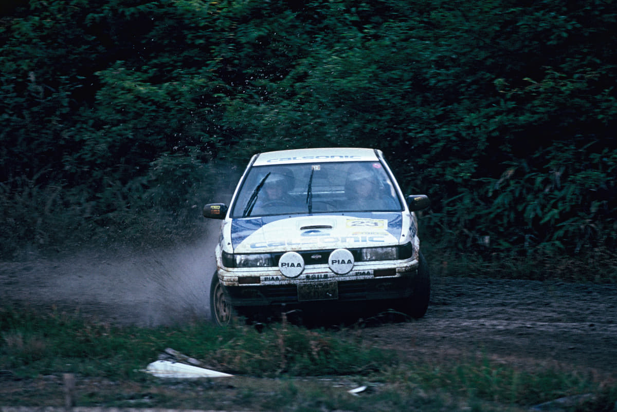 綾部はブルーバードSSS-Rで1988年全日本ラリーチャンピオンに