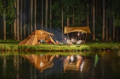 夜間のキャンプ