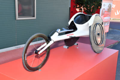 陸上競技用車いすのフラッグシップモデル「翔（KAKERU）」