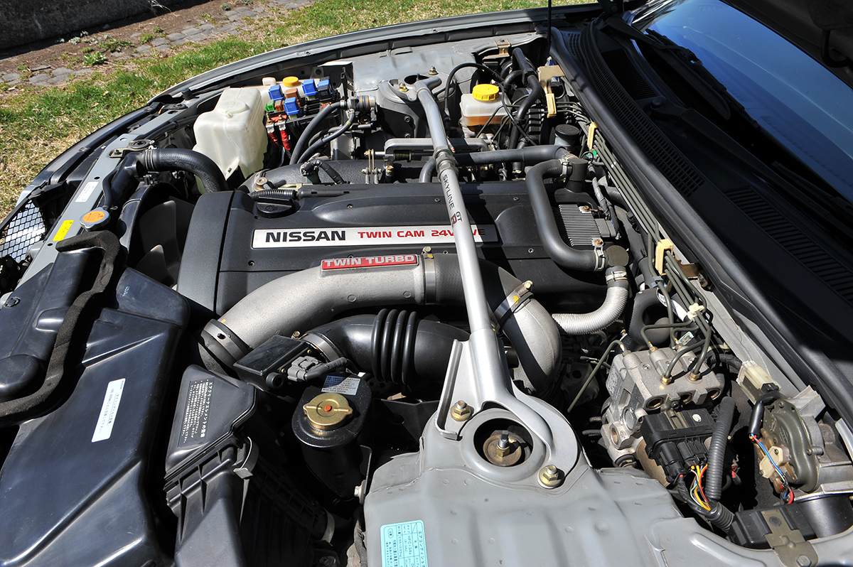 R33GT-Rのエンジン画像
