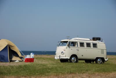 映えなら「旧車」が圧倒的！ キャンプにどハマリ確実な「現実的な値段 ...