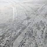 冬季の路面に散布される凍結防止剤／融雪剤