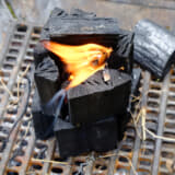 木炭で煙突を作って着火する方法もある