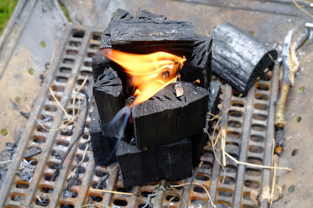 木炭で煙突を作って着火する方法もある