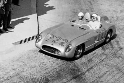 1955年のミッレミリアでスターリング・モスが運転し勝利した300SLR（W196S）