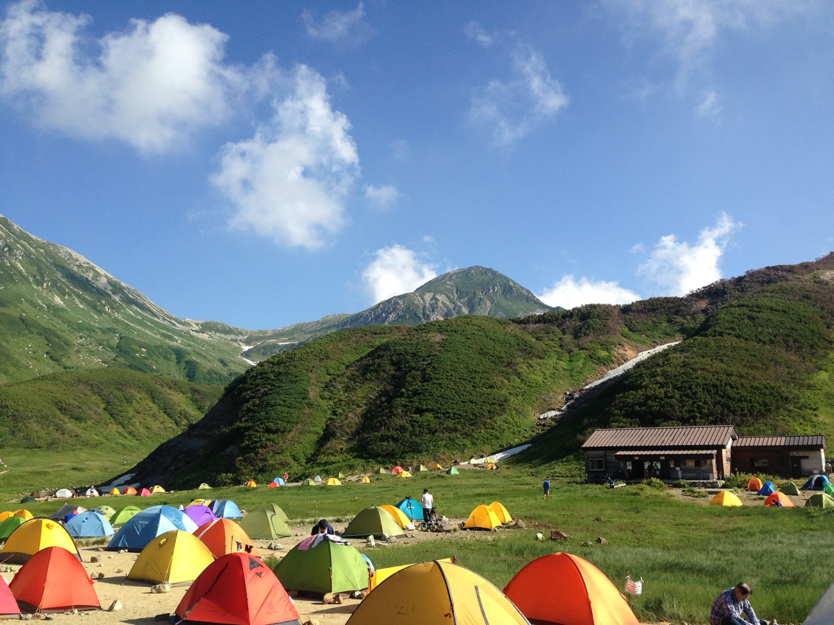 山に囲まれたキャンプ場