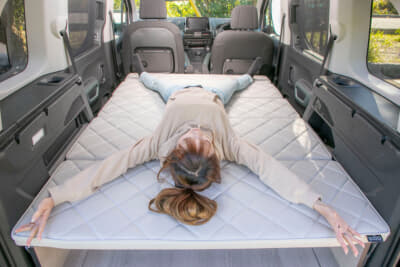 専用のベッドキットは大人2名でも快適に車中泊可能