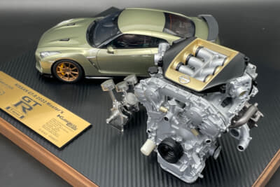 金色の専用カバーが与えられた「VR38DETT」エンジン