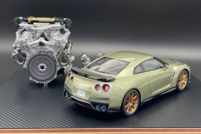 R35 GT-R「T-Spec」の1/18モデルカーと1/6エンジンモデル