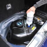 ガソリンスタンドで見かける「AdBlue」は尿素SCRに用いる