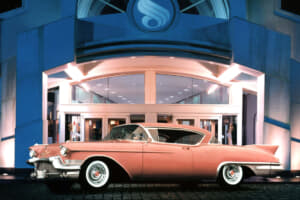 よくよく考えると ピンク がアイコンってものすごい衝撃 宝田明もビートルズも乗った ピンクのキャデラック とは カスタム アウトドア 福祉車両 モータースポーツなどのカーライフ情報が満載 Auto Messe Web