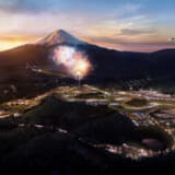 富士モータースポーツフォレストのイメージパース、左側が新東名高速・小山PA（仮称）