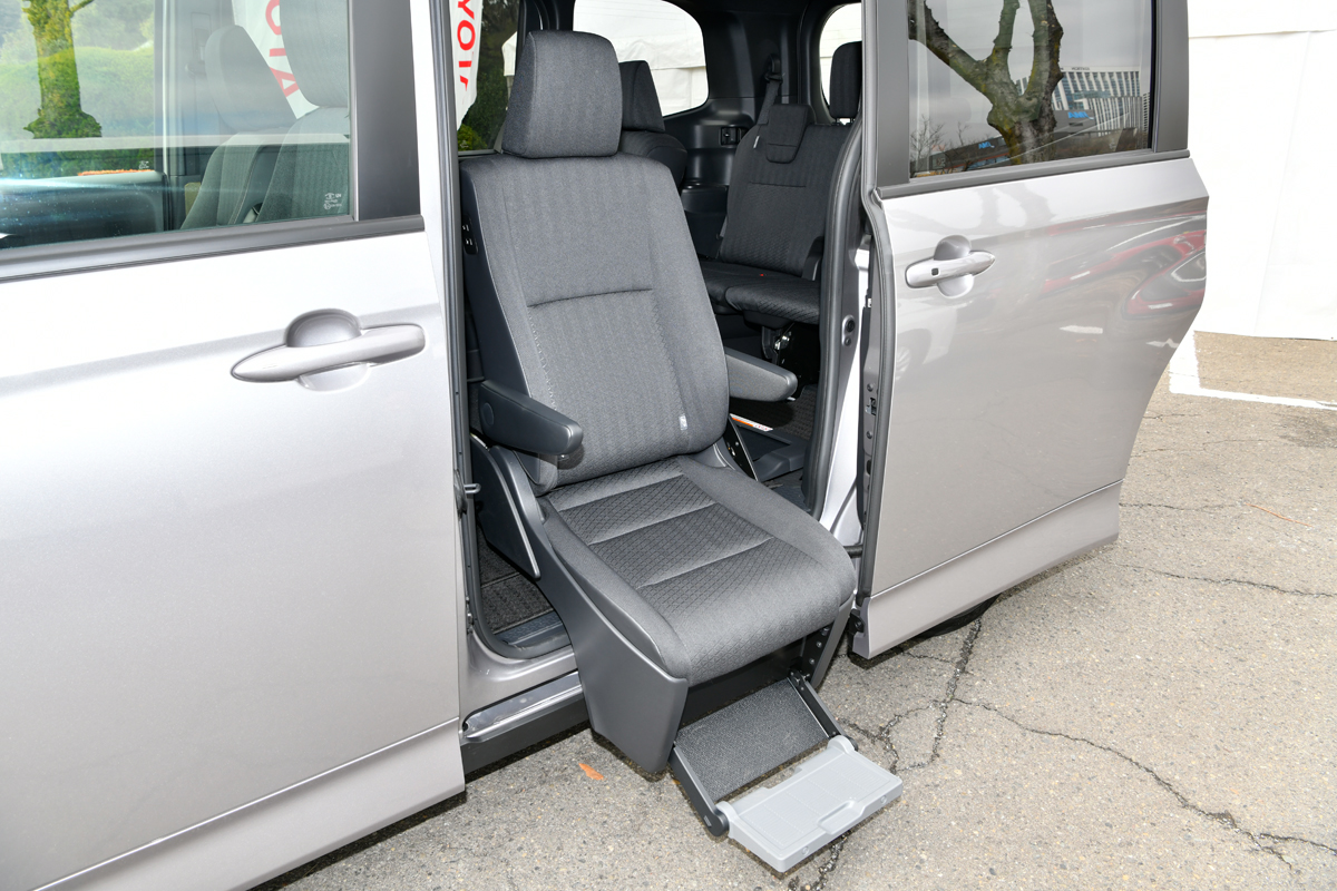 サイドリフトアップチルトシートは乗降時に足腰への負担が少ない角度に工夫されている