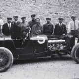 1926年タルガ・フローリオのティーポ26、一番右のアルフィエーリ・マセラティが運転した