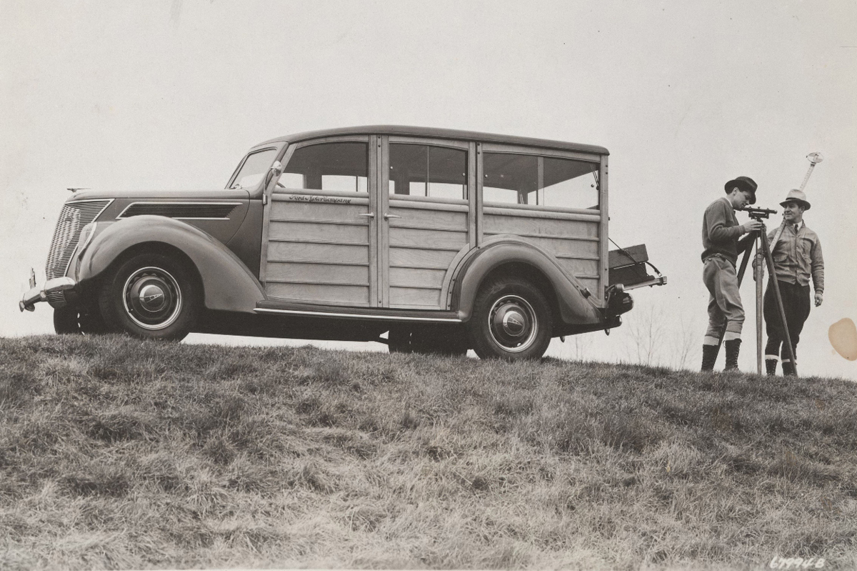 1937年のフォードV8ステーションワゴンは3列シート8人乗り