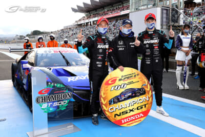 2020年シーズンのSUPER GTを制したときの国さん、山本尚貴、牧野任祐