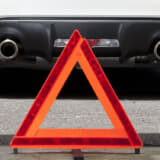 高速道路で停車したときは三角表示板を出さないと「故障車両表示義務違反」で切符を切られるので注意