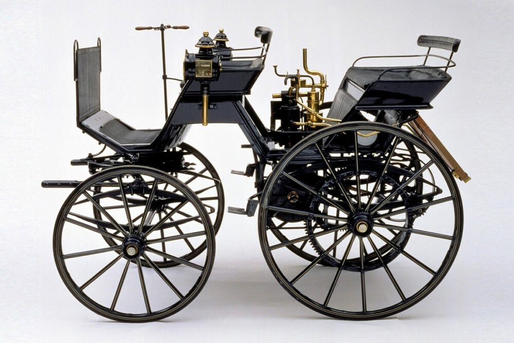「世界初のガソリン・エンジン付き自動車」の誕生となった（カンシュタット）