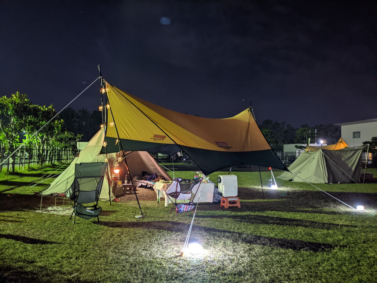 夜のキャンプサイトの照明