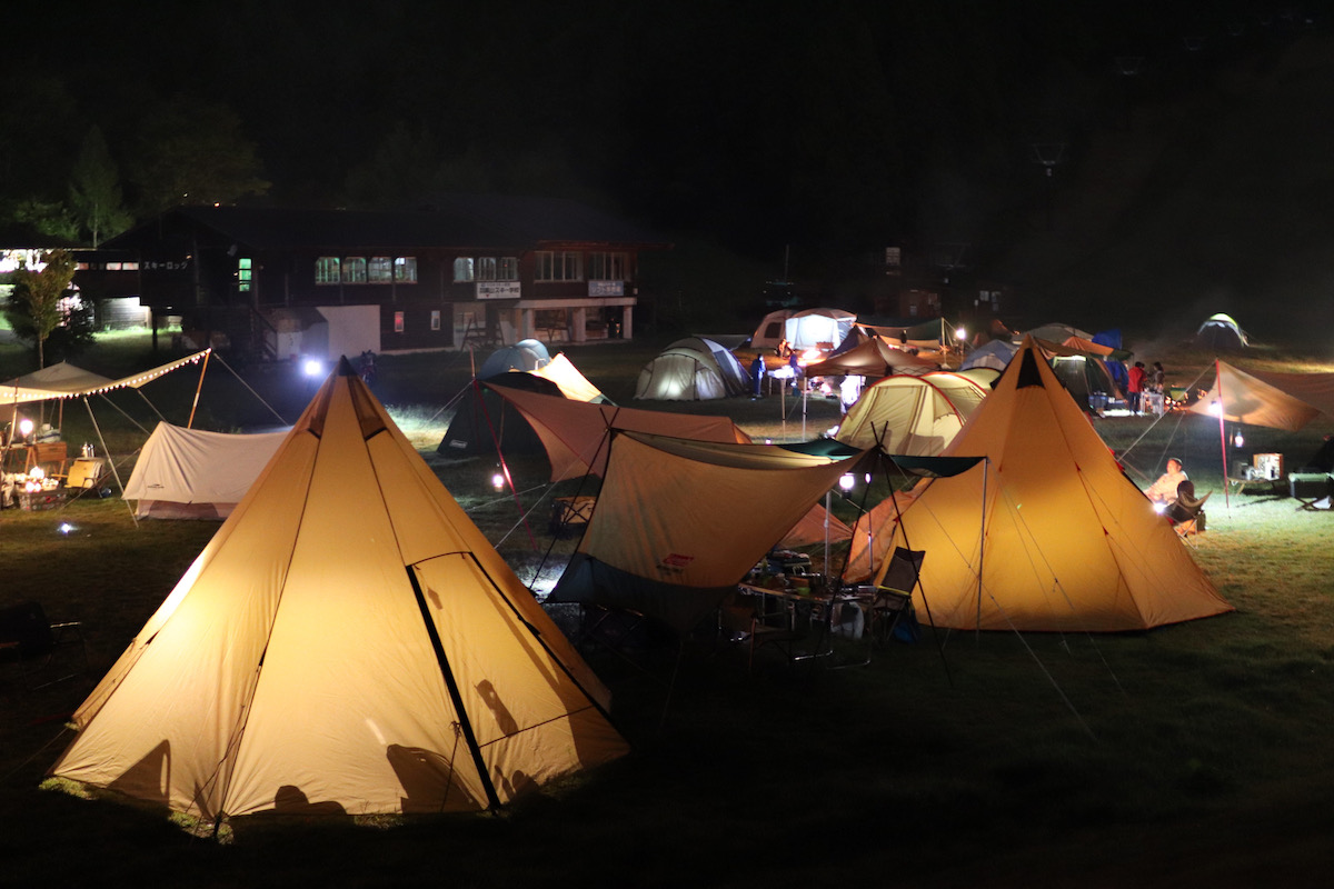 夜間のキャンプ場