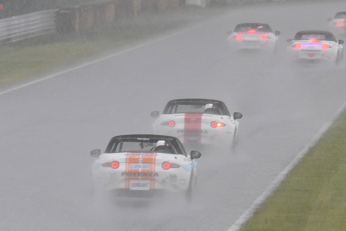 雨のサーキットの恐怖は 対策 で軽減できる やっておくべき事前準備と走り方とは カスタム アウトドア 福祉車両 モータースポーツなどのカーライフ情報が満載 Auto Messe Web