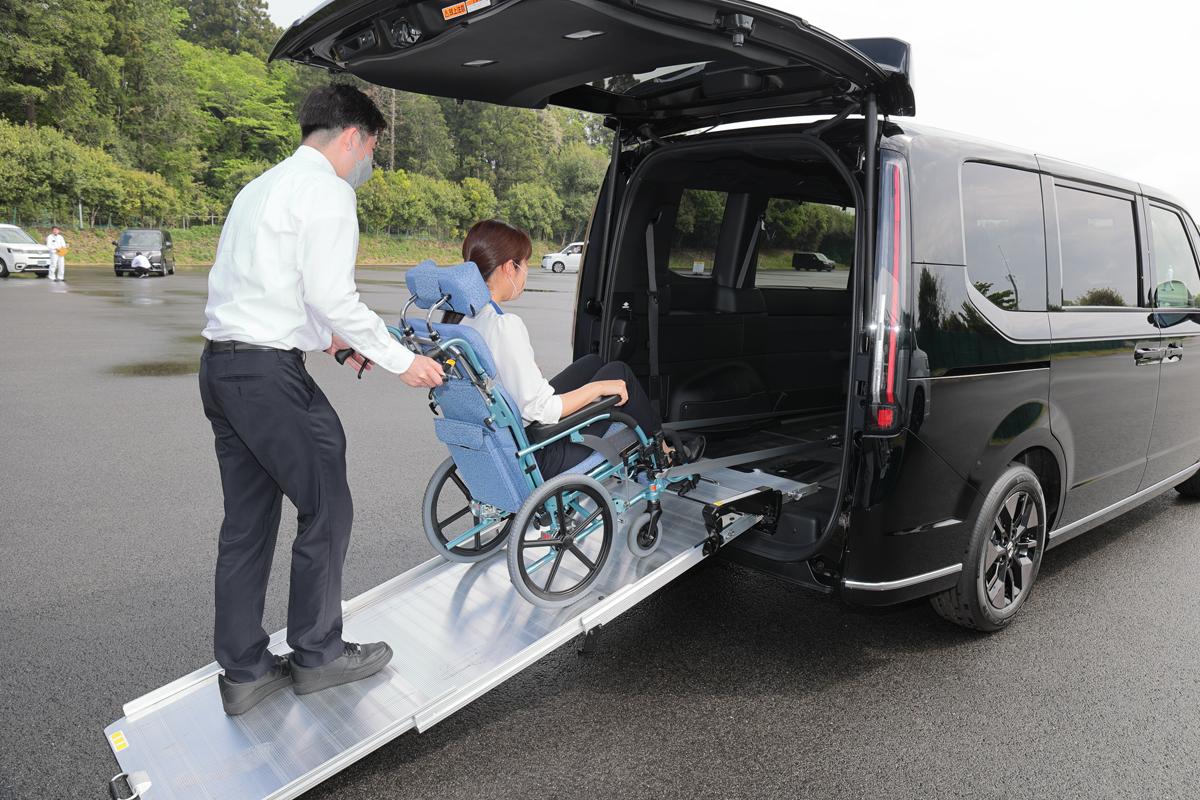 新型ステップワゴンは福祉車両にも注目 介助者のことまで考えたこだわりっぷりがスゴかった カスタム アウトドア 福祉車両 モータースポーツなどのカーライフ情報が満載 Auto Messe Web