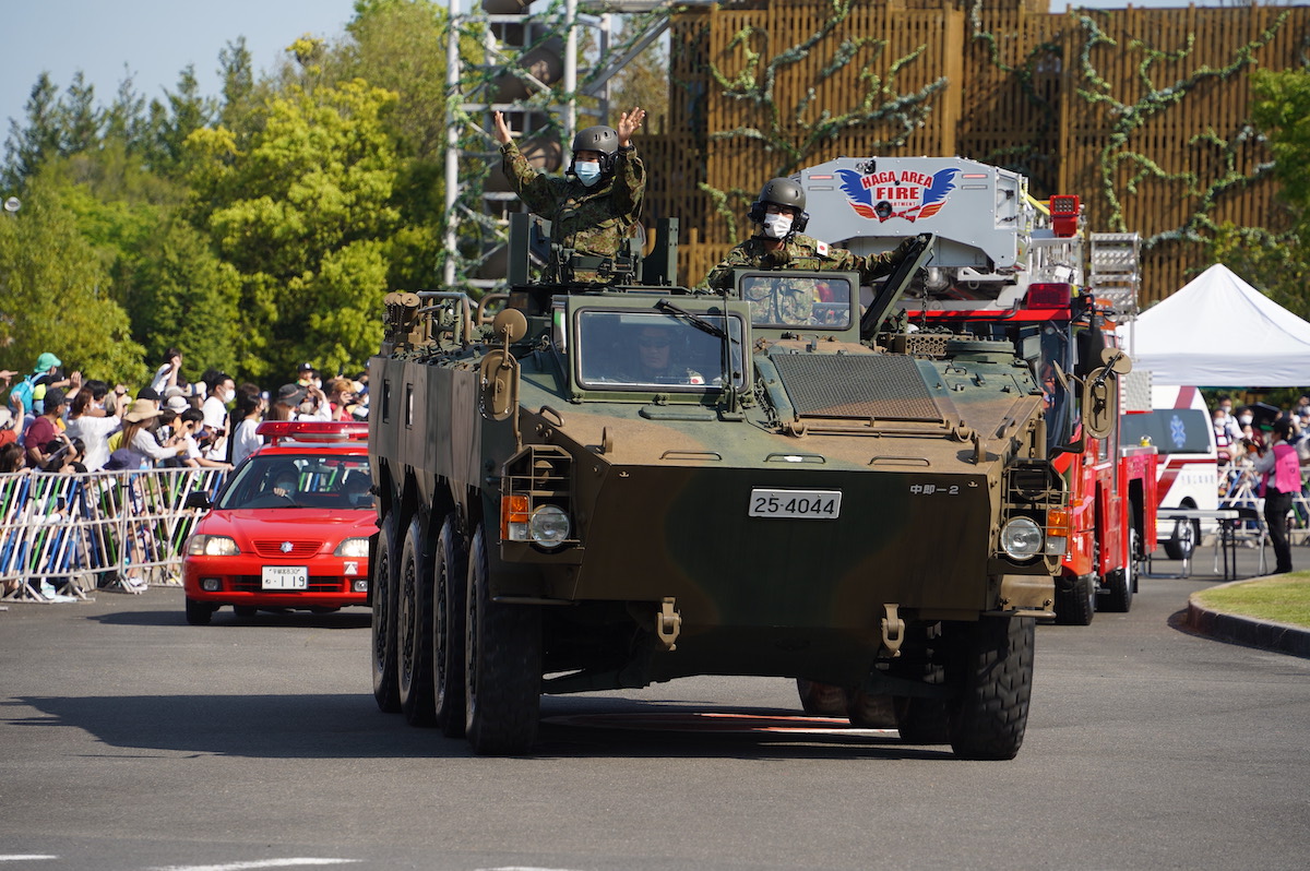 自衛隊の96式装輪装甲車のパレード