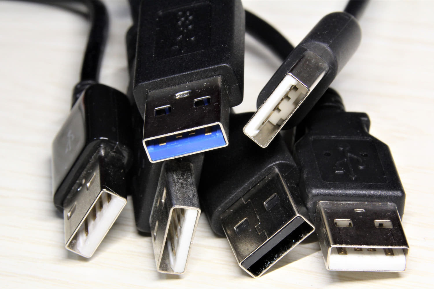 見分け方は、USB2.0は端子の色が白か黒、USB3.0は青になっている