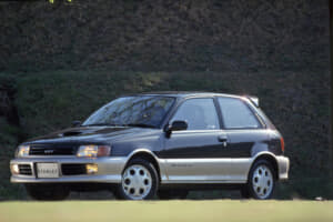 【画像】「シルビア」よりも速かったトヨタ「スターレット」90年代若者の「アオハル」だった「EP82」はすごかった 〜 画像15