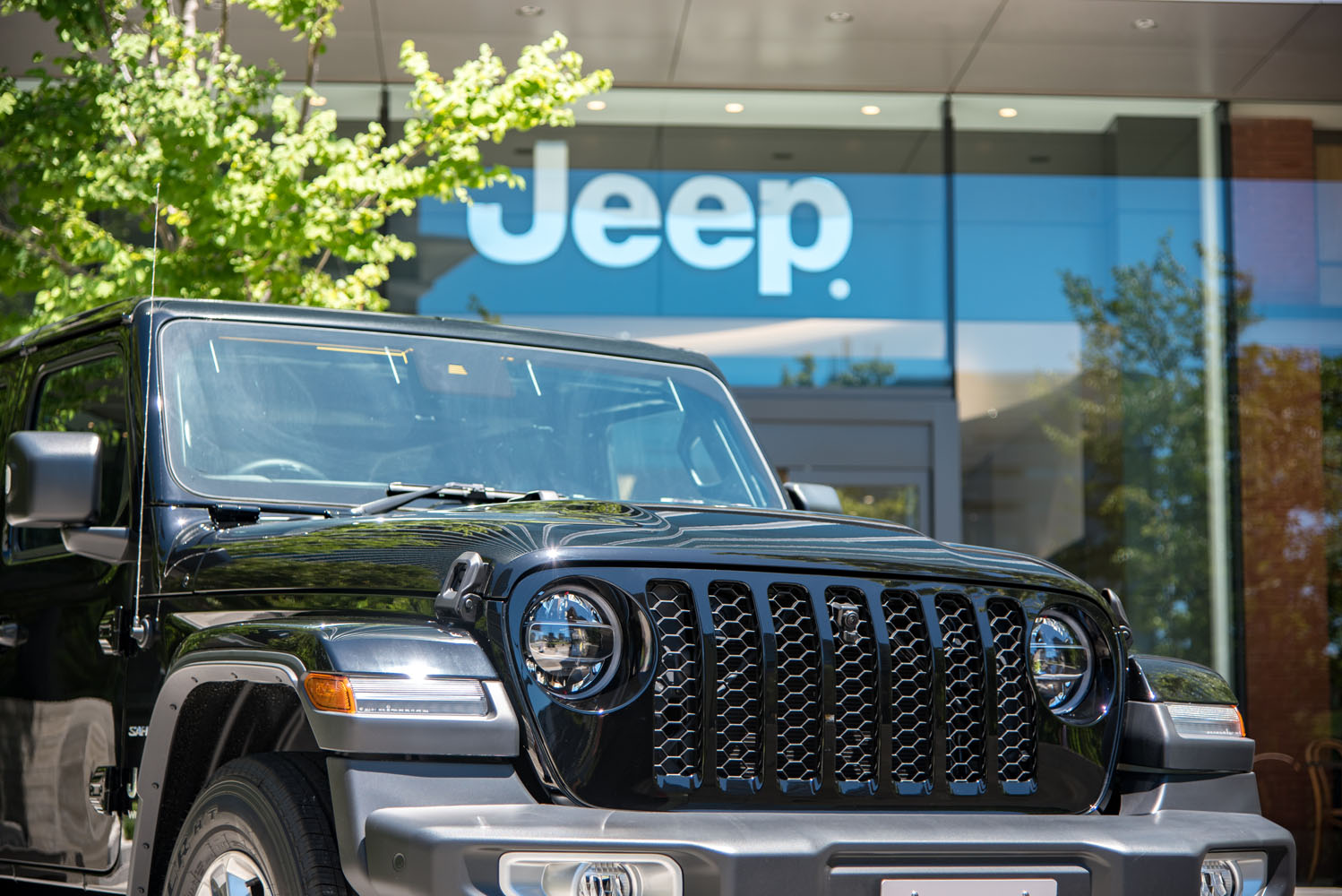 横浜みなとみらい にジープディーラーがオープン 快進撃の続くジープがプレミアム輸入車激戦区に進出した理由とは カスタム アウトドア 福祉車両 モータースポーツなどのカーライフ情報が満載 Auto Messe Web 横浜みなとみらい にジープディーラーがオープン 快進撃の続くジープがプレミアム輸入車激戦区に進出した理由とは カスタム アウトドア 福祉車両 モータースポーツなどのカーライフ情報が満載 Auto Messe Web