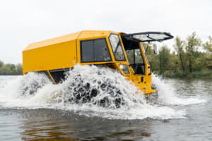 【画像】巨大なタイヤで水に浮く！　その場で360度旋回OK！　ウクライナの水陸両用車「シェルプ」がユニークすぎる 〜 画像8