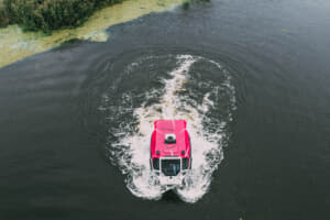 【画像】巨大なタイヤで水に浮く！　その場で360度旋回OK！　ウクライナの水陸両用車「シェルプ」がユニークすぎる 〜 画像29