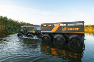 【画像】巨大なタイヤで水に浮く！　その場で360度旋回OK！　ウクライナの水陸両用車「シェルプ」がユニークすぎる 〜 画像47