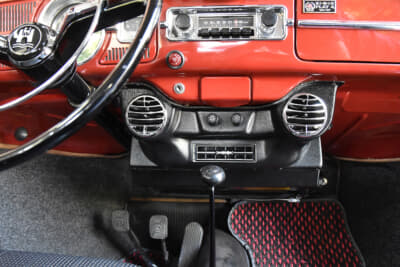 空冷VW用にFLAT4が販売している「VWオリジナルスタイル アンダーダッシュエアーコンディショナーKIT」のセンターマウントエバポレーター